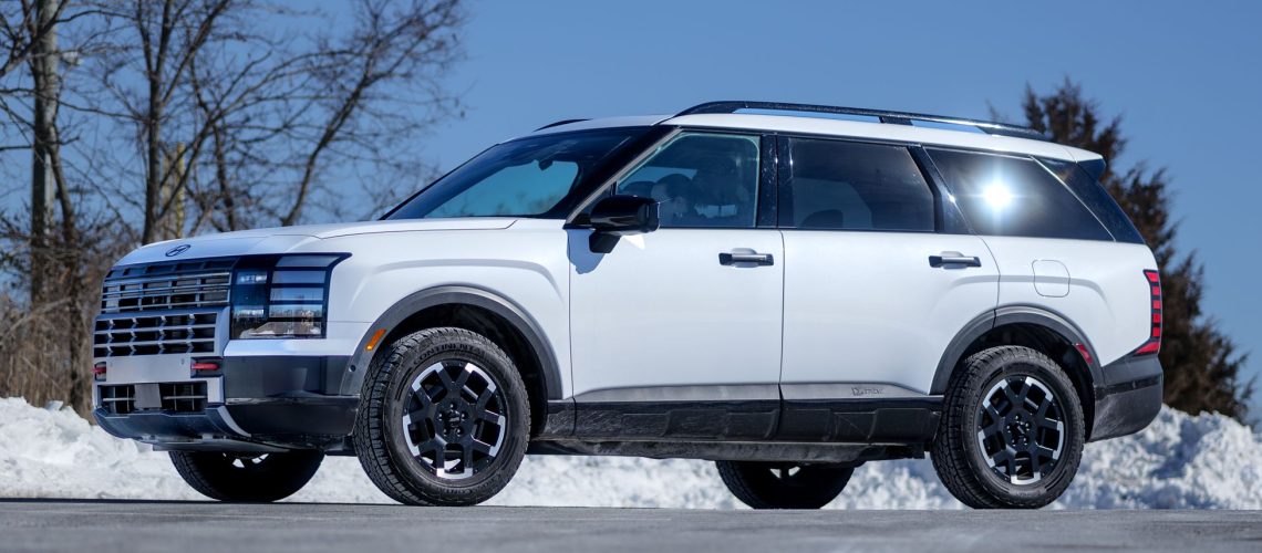 נהגתי ביונדאי פאליסייד במשך שבוע - וזה רכב השטח בעל 3 שורות המשתלם ביותר שבדקתי השנה מאת ג'ון ולסקו שפורסם ב-24 בפברואר 26. העמדתי את יונדאי פאליסייד 2026 למבחן כדי לראות איזה סוג של חיסכון בדלק זה יכול לקבל רכב שטח בינוני 3-שורות ובינוני ממנוע ה-V6 האוטומטי שלו.