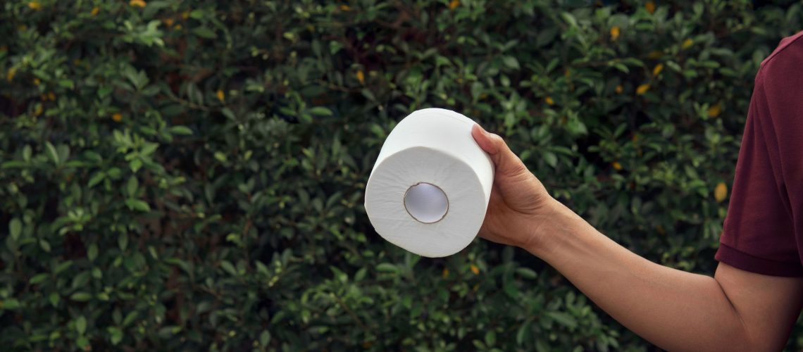 קוראים לגננות לשים צינורות נייר טואלט בחצר שלהם במרץ - זה לא כל כך מוזר כמו שזה נשמע