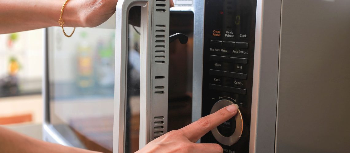 פריצת החומץ 'אפס מאמץ' היא מחליף משחק מוחלט לניקוי המיקרוגל שלך