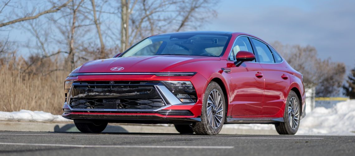 תשכחו מב.מ.וו ווולוו - נהגתי ביונדאי סונטה היברידית במשך שבוע וזו הסיבה לכך שרכבי יוקרה מוערכים יתר על המידה מאת ג'ון ולסקו פורסם ב-22 במרץ 26. בחירת העורך יונדאי סונטה היברידית 2026 מציעה את החיסכון בגז עם מערכת ההנעה ההיברידית שלה, תוך שהיא מציעה כמות מטורפת של תכונות מתחרה.