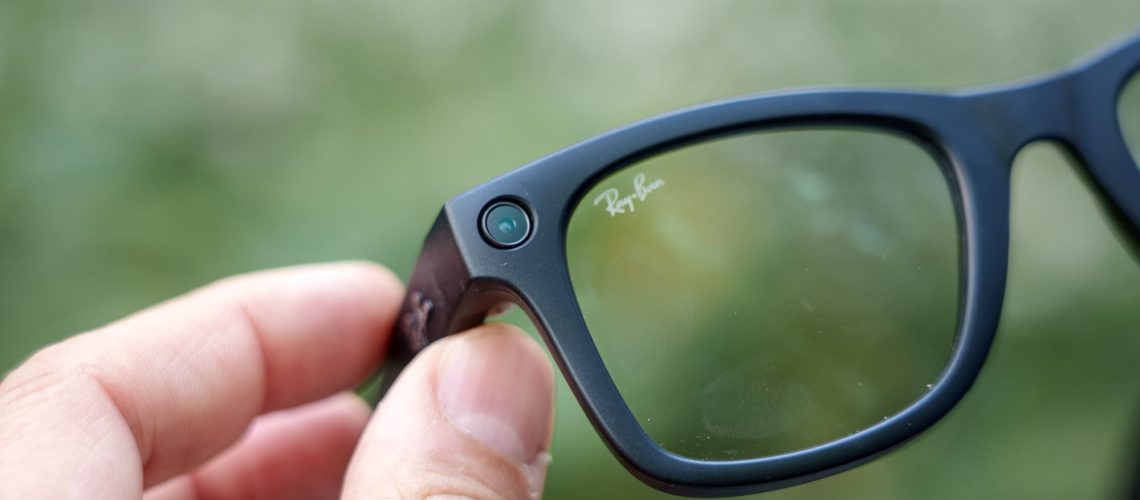 משקפיים חכמים לעומת משקפיים רגילים - הנה איך לדעת אם מצלמים אותך