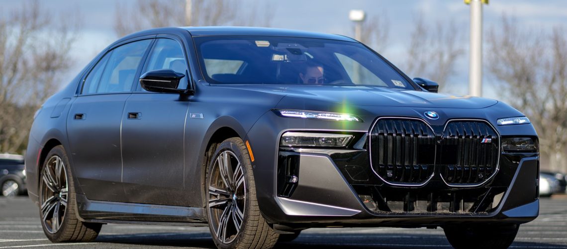 נהגתי ב-BMW i7 M70 במשך שבוע - החלפת נתיב עם העיניים שלך, דלתות נסגרות מעצמך וגג ה-LED המטריף ביותר שראיתי אי פעם מאת ג'ון ולסקו עודכן לאחרונה ב-26 במרץ 26. בדקתי את BMW i7 M70 xDrive 2026 במשך שבוע כדי לגלות מה יש לדגם ה-EV החשמלי הזה להציע בשוק בהשוואה לכל מכוניות הנוסעים היוקרתיות האחרות.