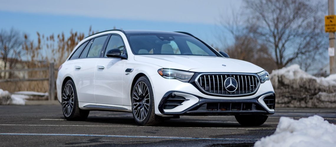 נהגתי במרצדס-AMG E53 ההיברידית עגלה במשך שבוע - והרגשתי כאילו אני בחליפת איירון מן מאת ג'ון ולסקו פורסם ב-28 במרץ 26. מרצדס-AMG E53 Hybrid Wagon 2026 הוא רכב אובססיבי טכנולוגי שמסנוור מהרגע שאתה נכנס פנימה.