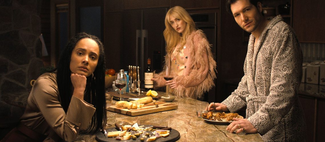 סיימת את 'משהו רע מאוד הולך לקרות'? 3 תוכניות המתח האפלות האלה בנטפליקס מסמרות את אותה תחושת אימה