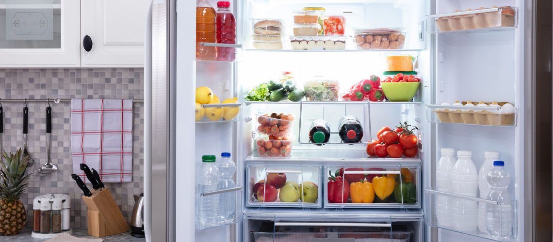 אל תזרוק את שקיות התה המשומשות שלך - הטריק הזה עוזר להעלים ריחות מקררים טובים כמו סודה לשתייה