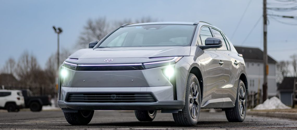 נהגתי בטויוטה bZ במשך שבוע - ורכב השטח הקרוסאובר הזה הוא ה-EV היעיל ביותר שבדקתי עד כה. מאת ג'ון ולסקו פורסם ב-13 באפריל 26. בחירת העורך העמדתי את ה-Toyota bZ 2026 למבחן, ולאחר נסיעה בו במשך שבוע, הוא מתגלה כ-EV הנגיש ביותר עבור הנהג הממוצע בגלל הערך והיעילות שלו.