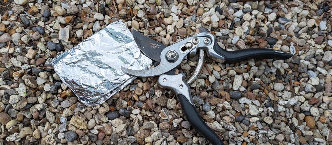 ניסיתי את הטריק של נייר אלומיניום ויראלי כדי לחדד את הגוזמים המשעממים שלי. הנה מה שקרה