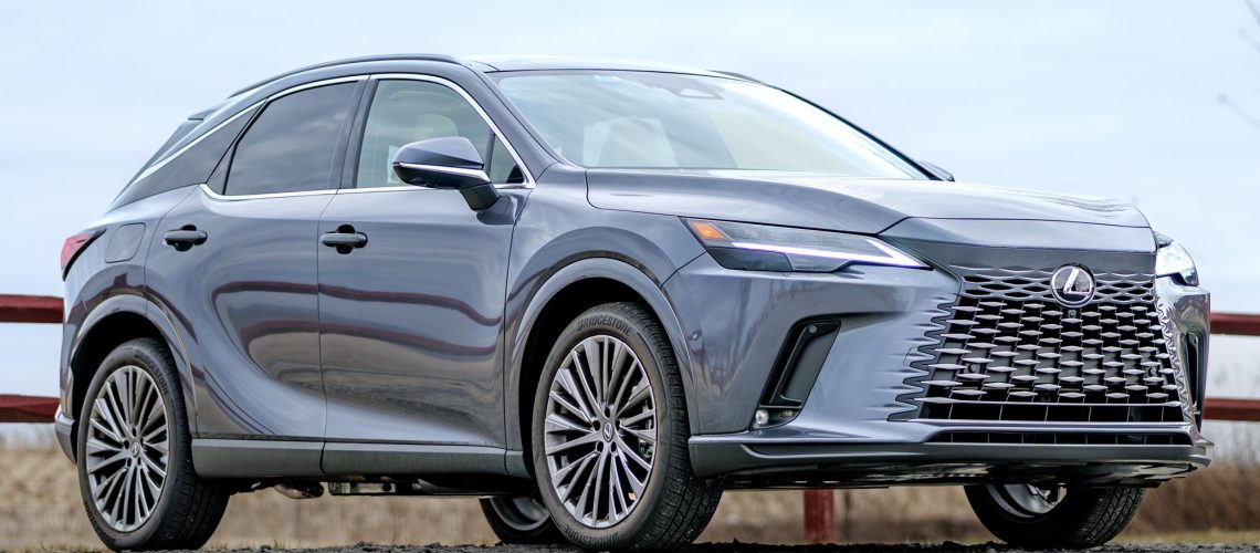 נהגתי בלקסוס RX 450h+ במשך שבוע — זה שילוב מוצק של גז והספק חשמלי לגמרי מאת ג'ון ולסקו פורסם ב-21 באפריל 26. מומלץ להעמיד את לקסוס RX 450h+ 2026 למבחן כדי לראות אם ל-PHEV היוקרתי הזה יש את מה שנדרש כדי לשכנע את כל הקונים במכוניות.