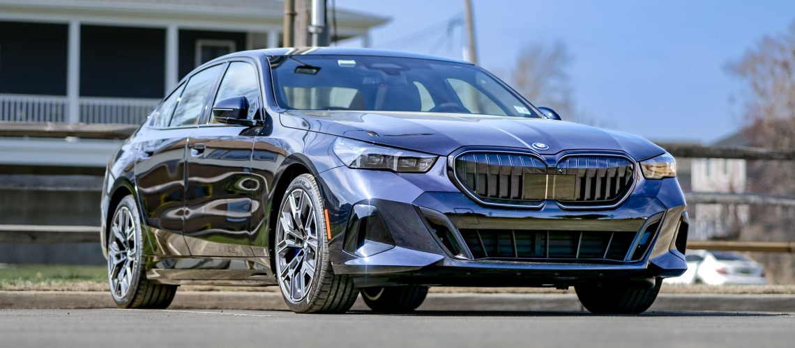 נהגתי ב-BMW 550e במשך שבוע - והסדאן הזו היא הסיבה לכך שכל רכבי היוקרה צריכים להיות PHEVs מאת ג'ון ולסקו פורסם ב-24 באפריל 26 בחירת העורך בדקתי את BMW 550e 2026 במשך שבוע כדי לראות עד כמה ביצועי הרכב החשמלי ההיברידי הנכנס הזה ואיזה יתרונות הוא מציע בשיחת גז מול חשמל.