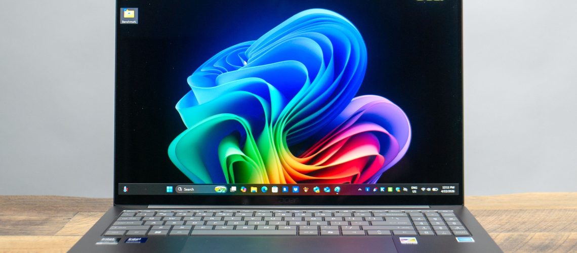 משטח המגע של Acer Swift 16 AI פשוט גדול מדי, אבל הביצועים שלו ותצוגת ה-OLED כבשו אותי מאת Tony Polanco פורסם ב-24 באפריל 26 מומלץ ה-Acer Swift 16 AI מספק ביצועים וחיי סוללה מעולים באחד מהמחשבים הקלילים ביותר בגודל 16 אינץ'. משטח המגע הגדול שלו יכול להיות גימיקי, אבל החוזקות של המחשב הנייד עוקפות בעיקר את הפגמים שלו.