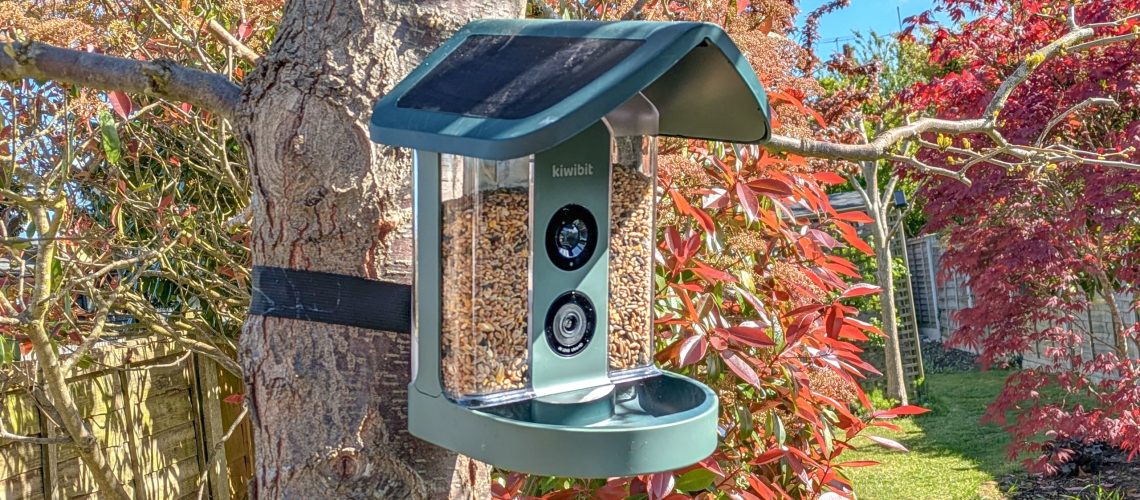 פתחתי את החצר האחורית שלי ל-Kiwibit Bird Feeder 2, והנה פסק הדין הכנה שלי מאת קמילה שרמן שפורסם ב-25 באפריל 26. שימו עין על הציפורים והטורפים עם ה-Kiwibit Birder Feeder 2.