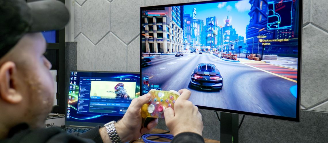 זה עתה בדקתי את צג המשחקים OLED המהיר בעולם - וקצבי הרענון שלו מטורפים מאת Tony Polanco פורסם ב-30 באפריל 26 מומלץ LG UltraGear 27GX79B-B מרשים עם קצבי הרענון הגבוהים שלו. למרות שהוא מהיר ומציע בהירות HDR גבוהה, הוא מיועד רק לגיימרים תחרותיים.