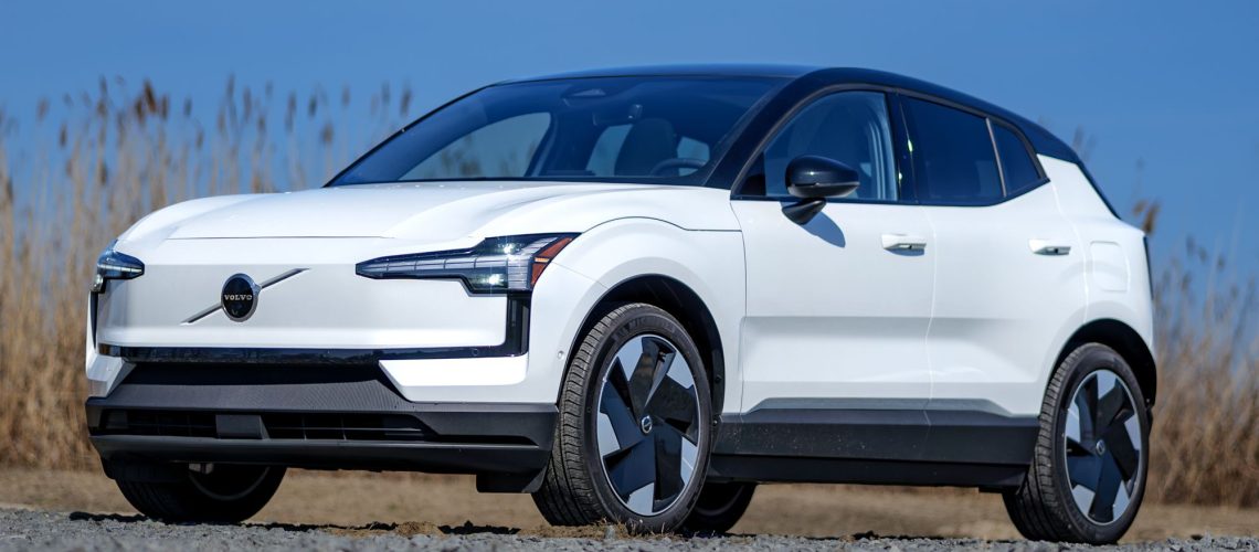 'אם הייתי צריך לקנות רכב עכשיו, וולוו EX30 Ultra 2026 היה בראש הרשימה שלי' - הנה היתרונות והחסרונות שלי אחרי שבוע של נהיגה מאת ג'ון ולסקו שפורסם ב-8 במאי 26 בחירת העורך לא רק שוולוו EX30 2026 מספקת ביצועים מרשימים לכל-סביב, אלא עם אפשרות של כוח מנוע יחיד זול יותר.