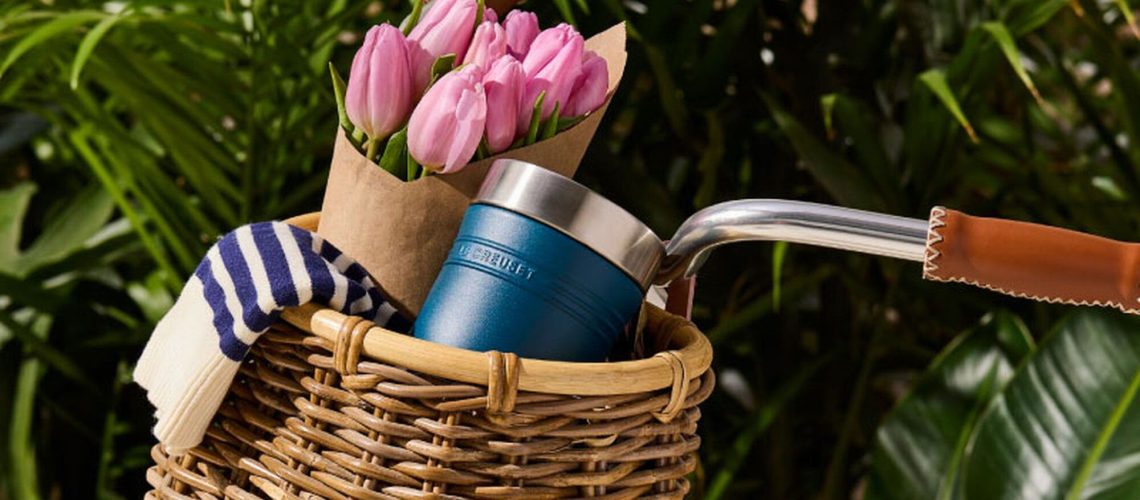 קולקציית הפיקניק הבלתי צפויה של Le Creuset מובטחת שתהיה הבחירה שלך בקיץ - והיא משתלמת באופן מפתיע