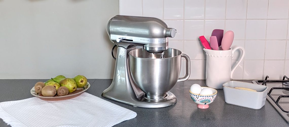 יצא לי לבחון את מערבל המעמד Artisan Plus של KitchenAid - וההשקה האחרונה שלו אפילו יותר טובה ממה שחשבתי מאת קמילה שרמן פורסם ב-14 ביוני 26 בחירת העורך חשבתי ש-KitchenAid לא יכולה ליצור מערבל סטנד טוב יותר עד שניסיתי את Artisan Plus.