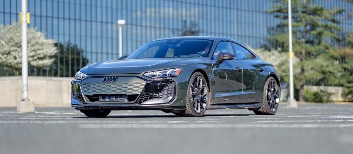 נהגתי ב-Audi RS e-tron GT במשך שבוע - ועכשיו אני יודע איך זה מרגיש להיות טוני סטארק מאת ג'ון ולסקו פורסם ב-16 ב-26 ביוני בחירת העורך אודי RS e-tron GT 2026 הוא רכב EV עילית, היי-טק הממזג ללא מאמץ תאוצה מוכנה למסלול עם עיצוב יוקרתי מפנה ראש.