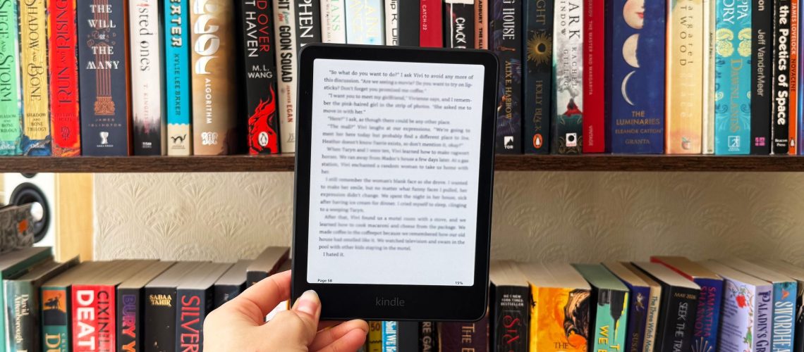 בדקתי את Kindle Colorsoft 2026 החדש לגמרי - והוא עדיין מלך הקוראים האלקטרונים מאת ארין בשפורד פורסם ב-19 ביוני 26 מומלץ Kindle Colorsoft 2026 הוא קורא אלקטרוני פנטסטי, עם מסך מואר קדמי עם מצב לילה, דירוג IPX8 ו-8 שבועות של חיי סוללה.