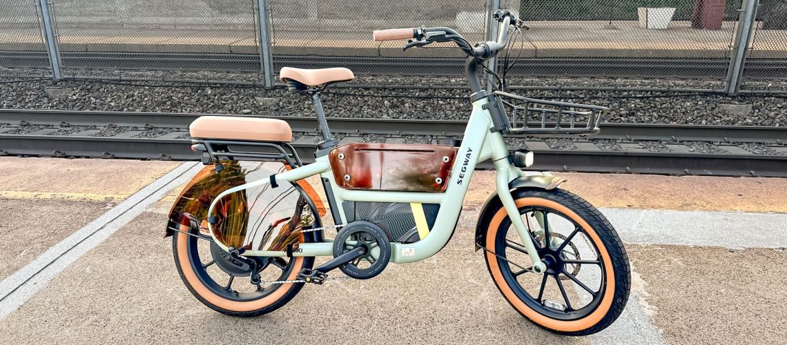 אני רוכב על ה-Segway Muxi כבר חודשיים, ומעולם לא קיבלתי הערות רבות כמו על כל אופניים חשמליים אחרים מאת מייק פרוספרו פורסם ב-23 ביוני 26 מומלץ ה-Segway Muxi הם אופניים חשמליים מהנים וקטנים עם עיצוב ייחודי להפליא ומאפייני בטיחות ואבטחה טובים, אבל היינו רוצים שיהיה להם בולם זעזועים קדמי.
