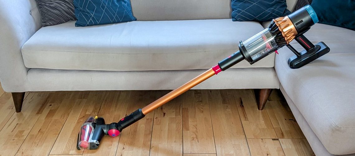 Dyson V16 Piston Animal הוא רב משימות נהדר ומתמודד היטב עם בלגן - אבל האם הוא שווה את מחיר הפרמיה? מאת סינתיה לורנס פורסם ב-5 ביולי 26 בחירת העורך שואב אבק רב עוצמה המתמודד במהירות עם ריצוף ושטיחים קשים ועושה את העבודה. אבל האם ה-V16 שווה את תג המחיר?