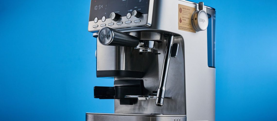 בדקתי את Ninja Luxe Cafe Mini Plus - והוא אידיאלי למתחילים מוחלטים בשל תכונה אחת זו שמשנה את המשחק מאת Erin Bashford פורסם ב-24 ביולי 26 מומלץ. Ninja Luxe Cafe Mini Plus היא אחת ממכונות האספרסו הטובות ביותר למתחילים מלאים, בשל תכונת הסיוע המועילה שלה בחיוג.