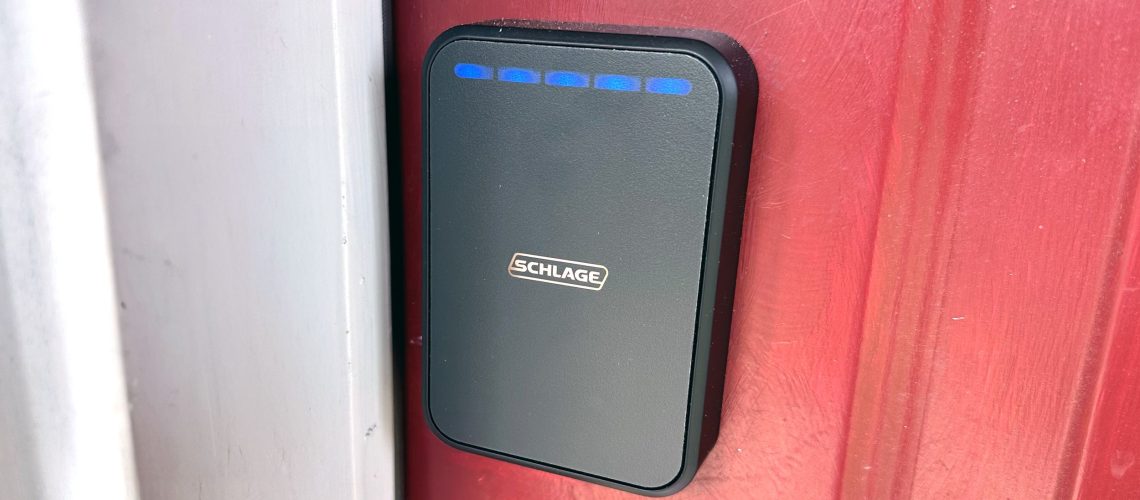 ה-Schlage Sense Pro פתח את נעילת הדלת שלי כמו קסם מאת מייק פרוספרו פורסם ב-5 באוגוסט 26 המנעול החכם של Schlage Sense Pro משתמש בטכנולוגיית Ultra-Wide Band (UWB) כך שהוא יכול לפתוח אוטומטית את נעילת הדלת שלך כאשר אתה מתקרב עם האייפון שלך. זה עובד טוב, אבל זה יקר עבור מה שהוא מציע.