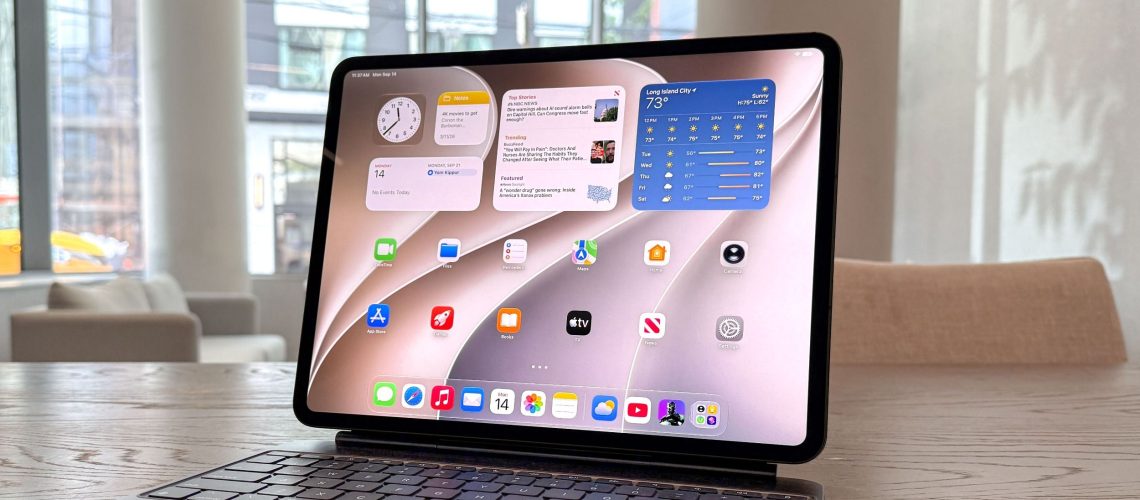 סקירת iPadOS 27: האייפד נעשה חכם יותר מאת טוני פולנקו פורסם ב-15 בספטמבר 26 iPadOS 27 מציב את הבינה המלאכותית בראש ובמרכז, הודות ל-Siri AI החדש ושילוב אפליקציות עמוק יותר. למרות שאינו מהפכני, עדכון זה מוצק עבור משתמשי iPad.