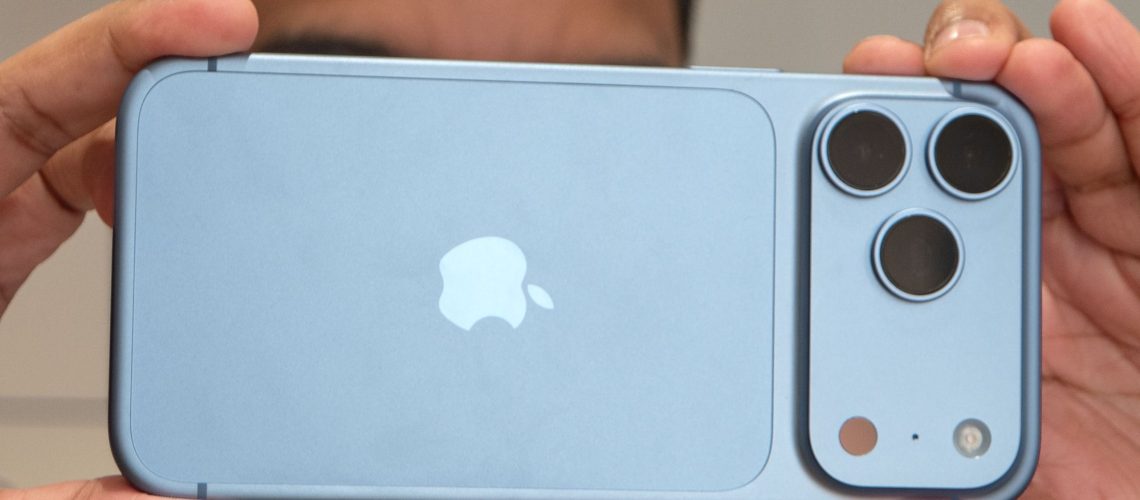אפל ו-AT&T מאשרות בעיות קישוריות ל-iPhone 18 Pro Max - הנה הסיבה שאתה צריך ללכת לחנות של אפל או AT&T כדי לקבל החלפת חומרה