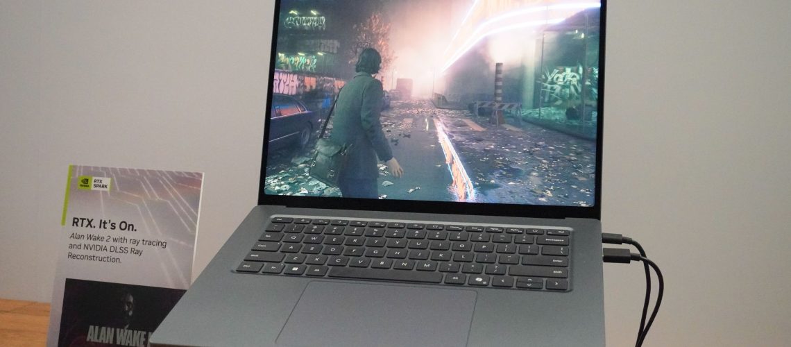 Microsoft Surface Laptop Ultra לעומת MacBook Pro M5 Pro: ההבדלים הגדולים ביותר הוסברו