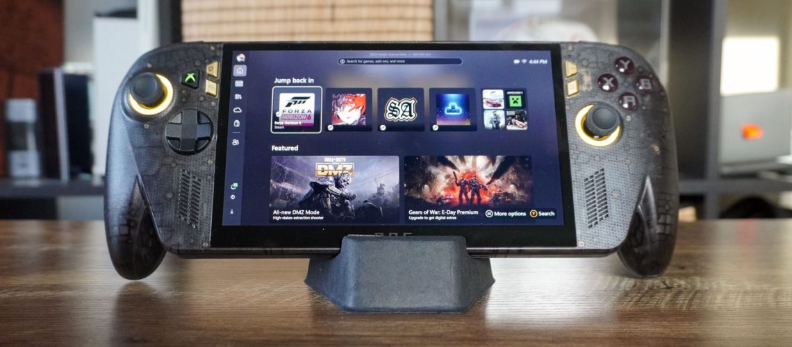 לקחתי איתי את ה-Asus ROG Xbox Ally X20 מסביב לעולם - הוא נהדר, אבל האם הוא 1,299$ נהדר? מאת ג'ייסון אנגליה פורסם ב-15 באוקטובר 26 ROG Xbox Ally X20 הוא ללא ספק טוב יותר מקודמו, עם מסך OLED מדהים וארגונומיה מעולה אך תג מחיר של 1,299 דולר מחזיק אותו.