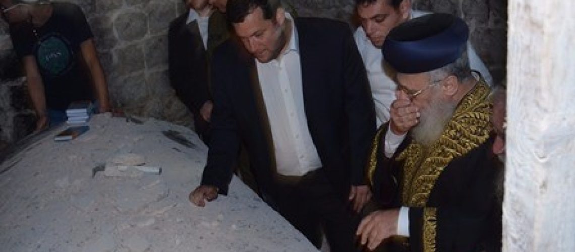 הרב הראשי וראש המועצה בקבר יוסף.צילום:מאיר ברכיה