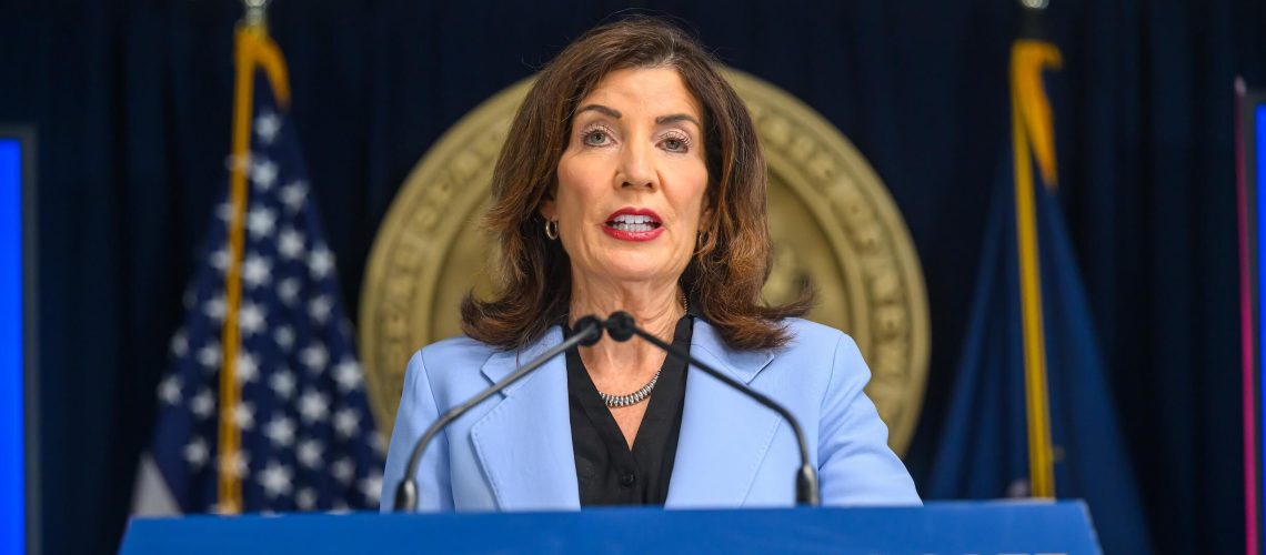 Hochul דוחף חוצץ של 25 רגל ברחבי בתי הפולחן בניו יורק בעוד ממדאני מתלבט על שטרות מקומיים. זהו רגע של אי ודאות גדולה. הנה מה שאתה יכול לעשות בנידון.