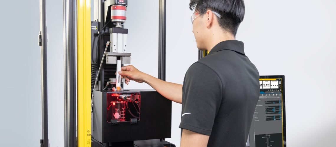 Instron® משיקה את הדור הבא של מערכת בדיקת הזרקות אוטומטיות