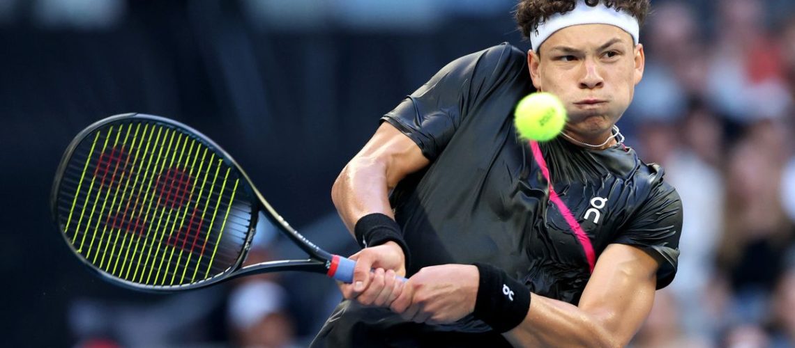 Ben Shelton plays a backhand at the AO 2024 ahead of the Mannarino vs Shelton live stream