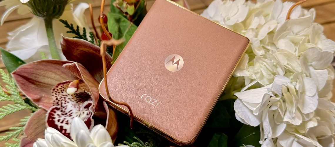 Motorola Razr+ קיבלה זה עתה טיפול צבע השנה של Pantone, ויש לו סוד עדין