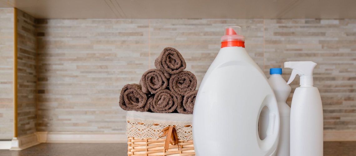 Pro cleaner חושף את 5 הטעויות הנפוצות שאתה עושה בעת ניקוי חדר האמבטיה עם אקונומיקה