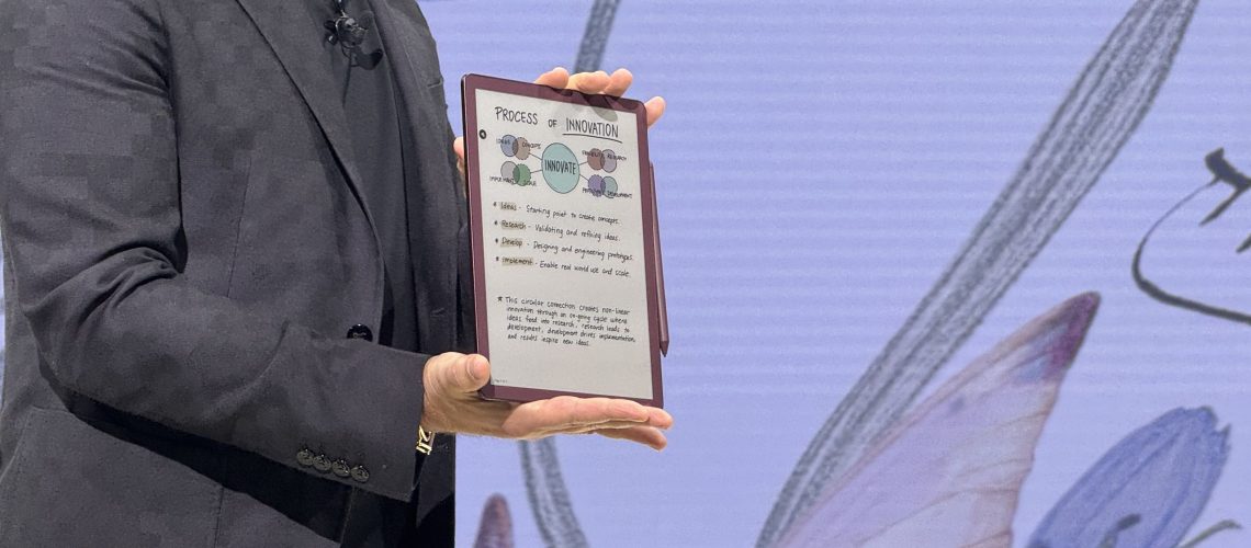 Scribe האחרון של אמזון מתהדר במסך צבעוני ובעיצוב דק יותר - זה מרגיש 'כאילו אתה כותב על נייר'