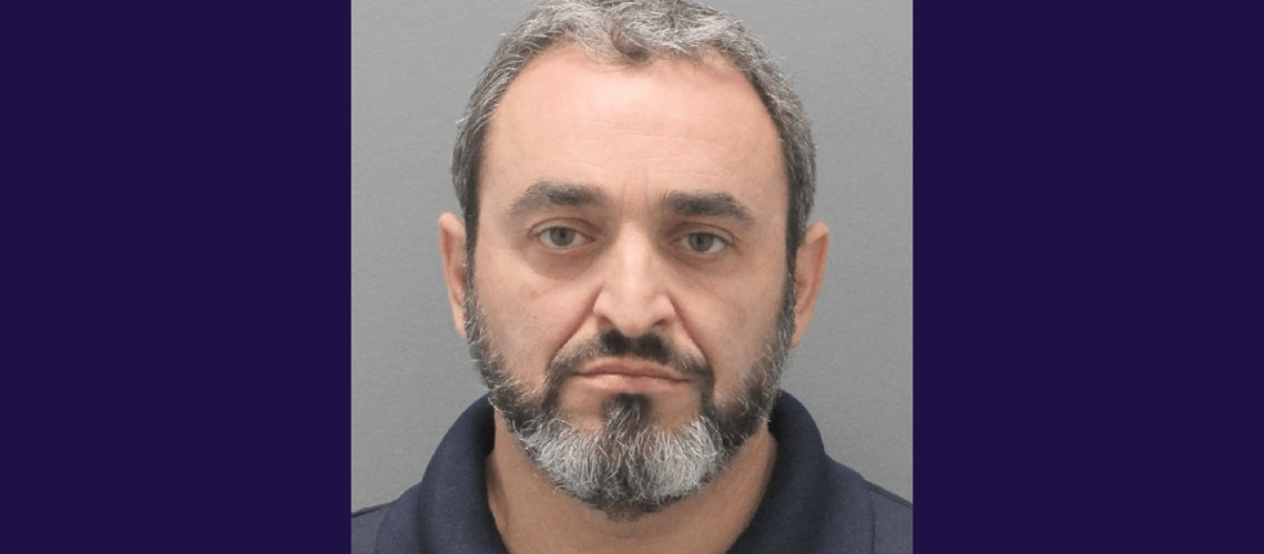 אב ובנו של לונג איילנד נעצרו לאחר חקירה על צלב קרס שצויר בחדר האמבטיה בבית הספר זה יום ההולדת שלנו ואנחנו עדיין חוגגים!