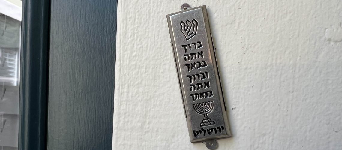 איך אוכל לחיות בחופשיות כיהודי בעולם שבו זרים קורעים לי את המזוזה מהמשקוף? למה הפכתי לעורך הראשי של הפורוורד