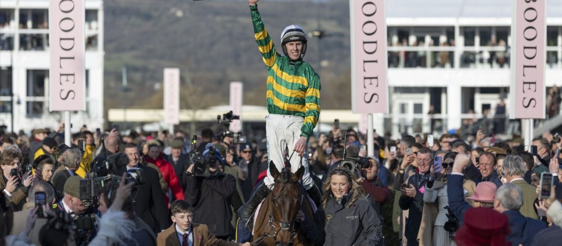 איך לצפות בפסטיבל צ'לטנהאם 2026: שידורים חיים בחינם, לוח זמנים, רצים ורוכבי גביע הזהב