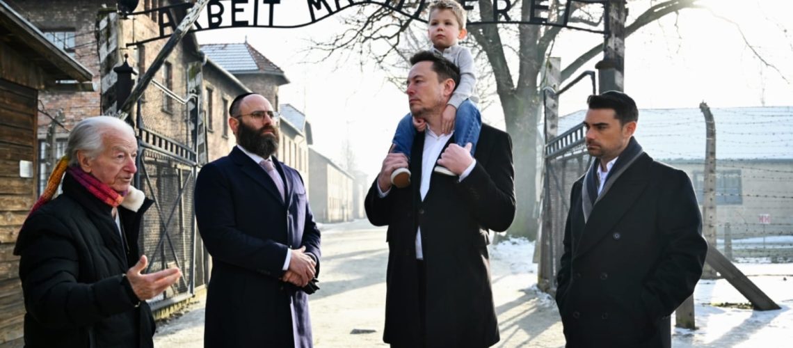 אילון מאסק מניח זר באושוויץ לאחר סיור פרטי עם בן שפירו ורב אירופה