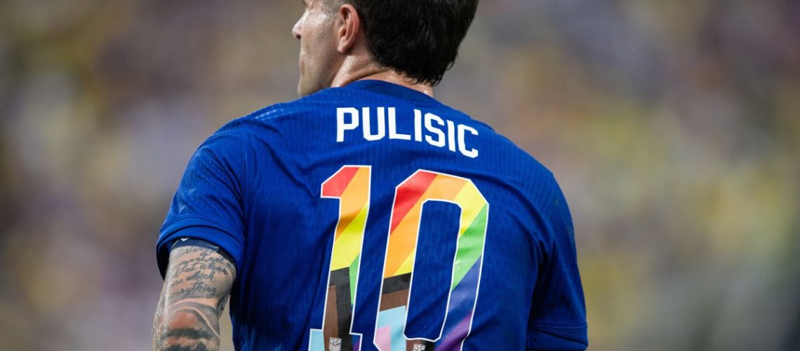 Christian Pulisic in his USMNT No.10 shirt from the rear