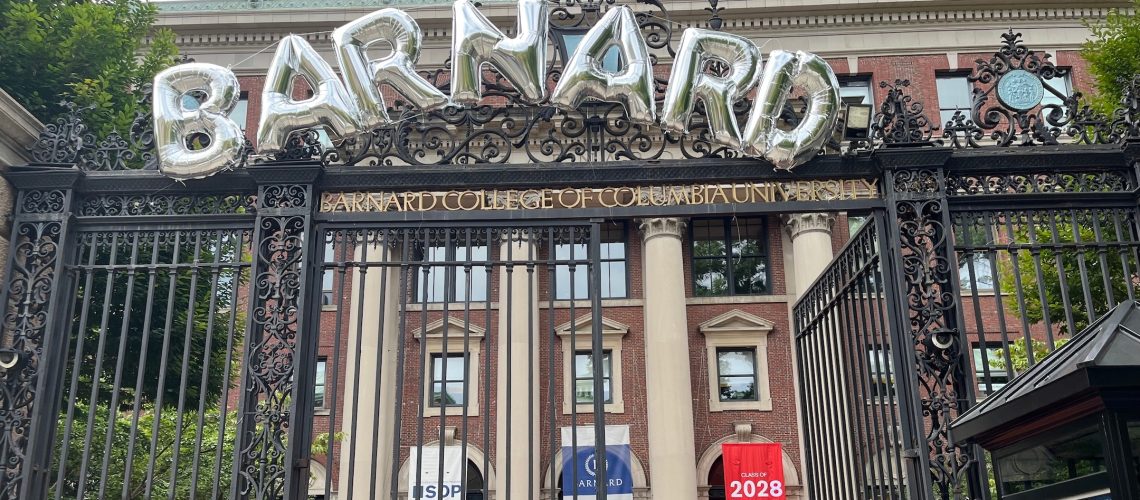 ברנארד יושב תביעה על ידי סטודנטים יהודים וישראלים, מסכים לדיון של אמצעים לטיפול באנטישמיות