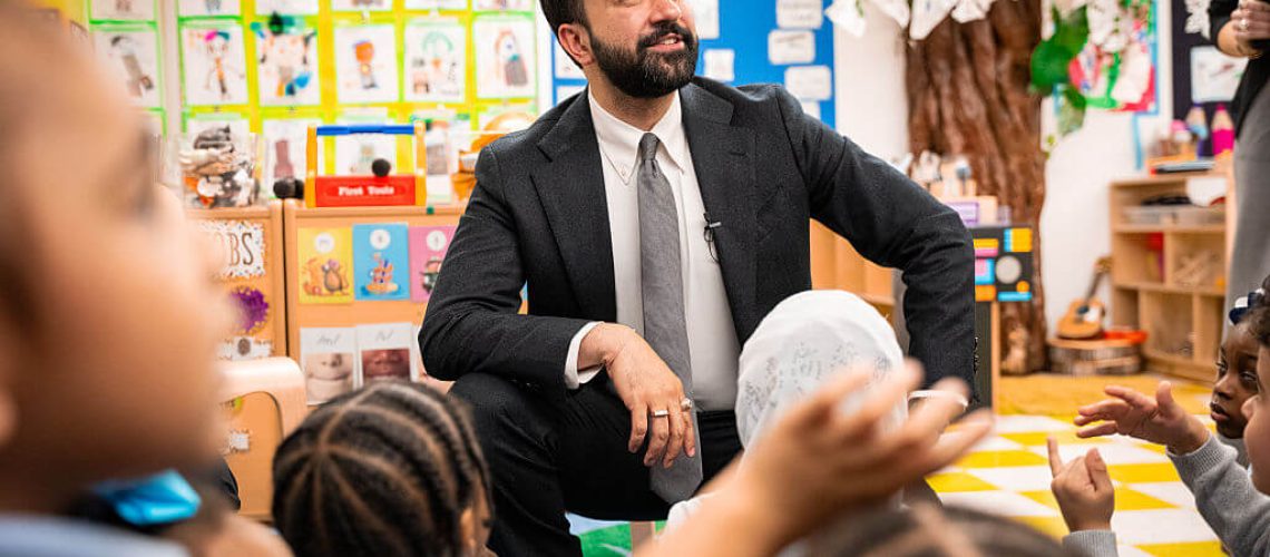 בתוך ההחלטה המפוצלת של ממדני על הפגנות בתי כנסת ובתי ספר בניו יורק זה יום ההולדת שלנו ואנחנו עדיין חוגגים!