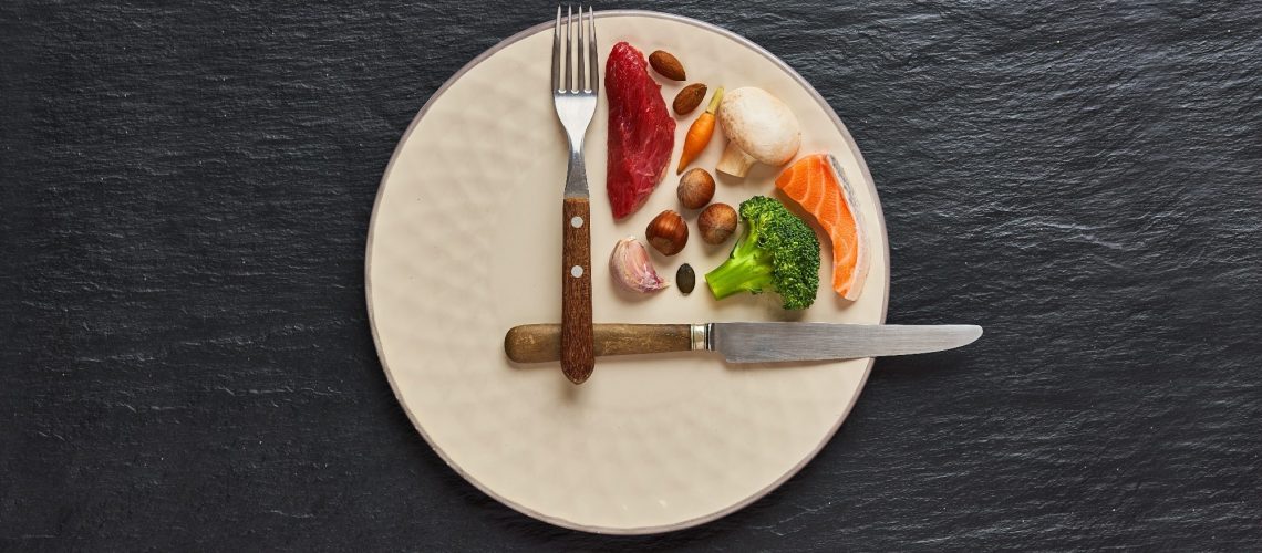 Plate with food and cutlery arranged imitating a clock