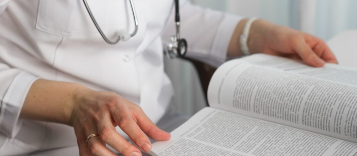 האם AI יכול לתקן את צוואר הבקבוק של ביקורת עמיתים? כתבי עת מובילים שוקלים