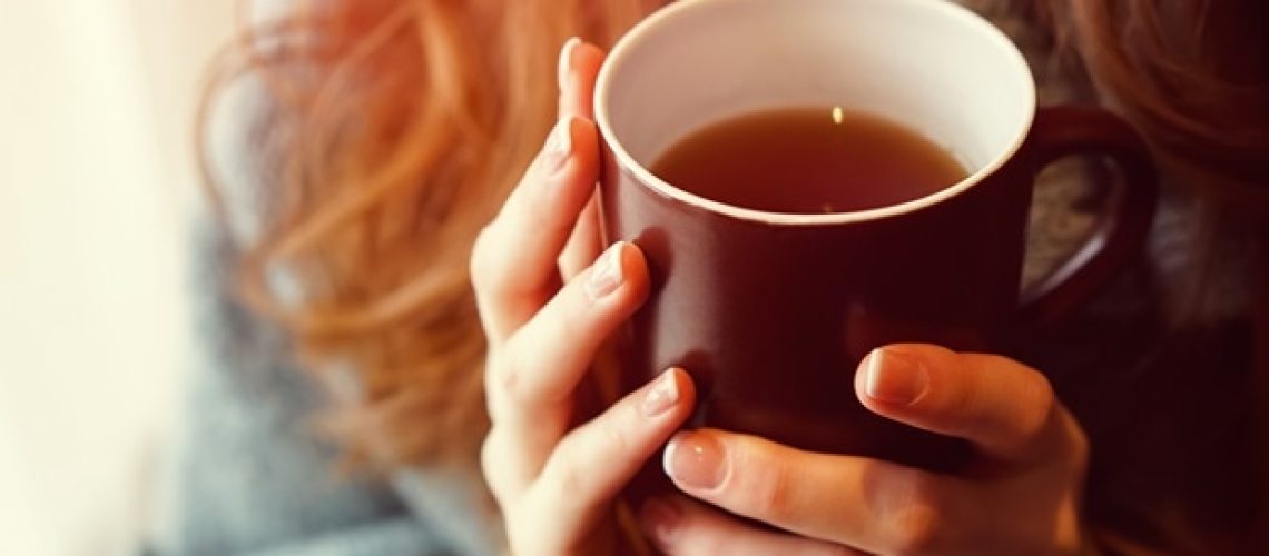 הבנת היתרונות והסיכונים הבריאותיים של התה