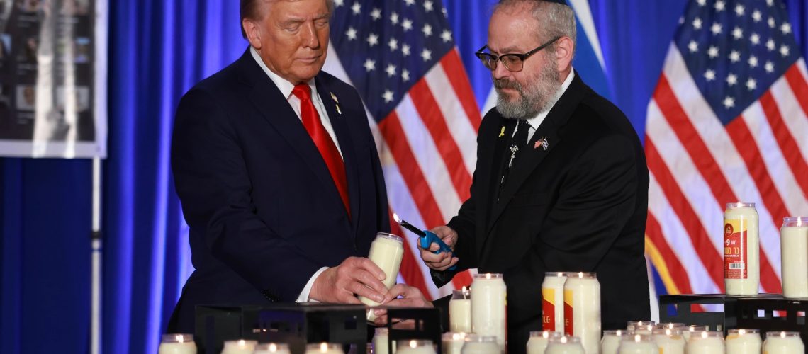 הדמוקרטים קוראים לסנאט להתנגד לבחירתו של טראמפ לשליח אנטישמיות לפני שימוע האישור