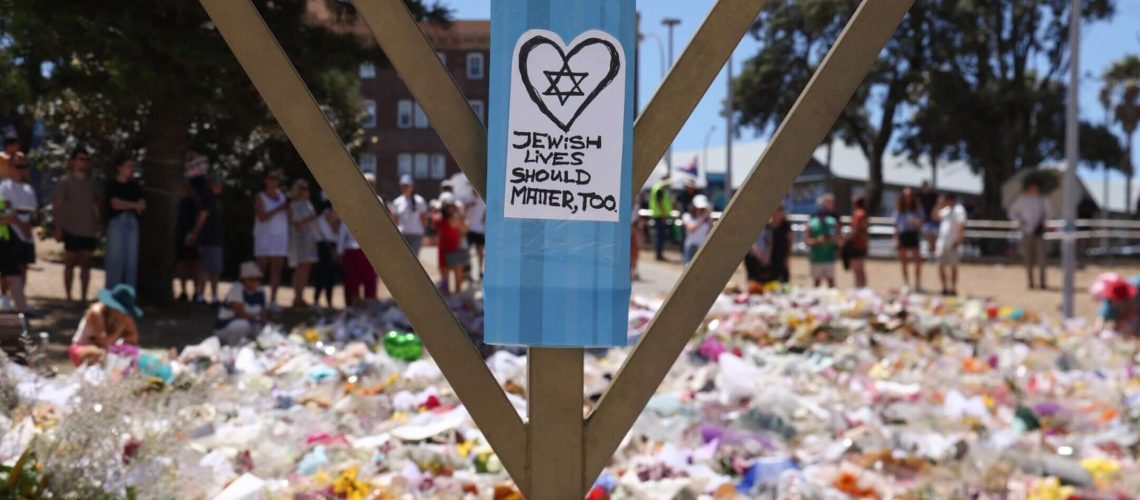 ההרוגים ממתקפות אנטישמיות בשנת 2025 מגיעים למספר הגבוה ביותר מזה 30 שנה, ניתוח ישראלי מגלה שזהו רגע של אי ודאות גדולה. הנה מה שאתה יכול לעשות בנידון.