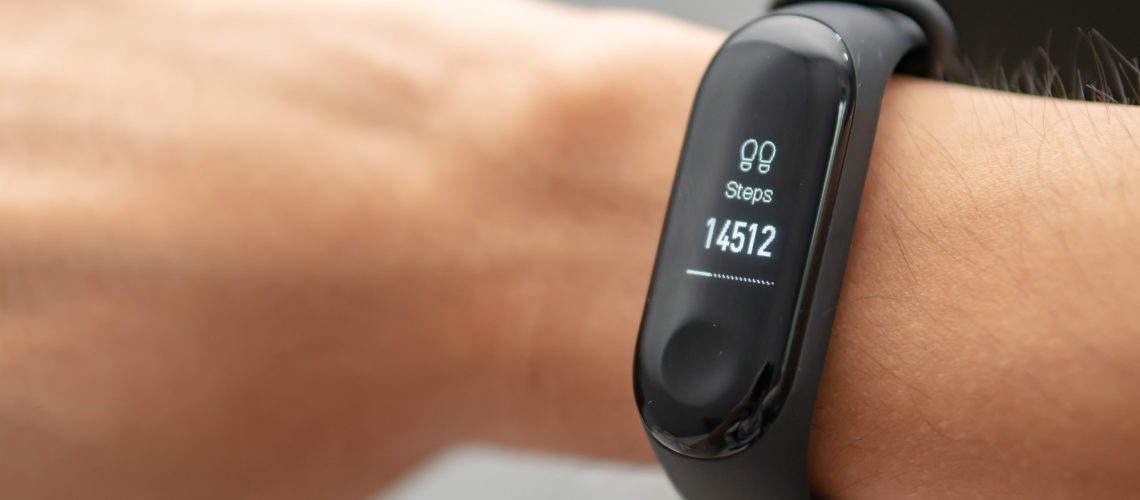 ההשפעה של התנהגות בישיבה על הקשר בין ספירת צעדים יומית ותוצאות בריאותיות