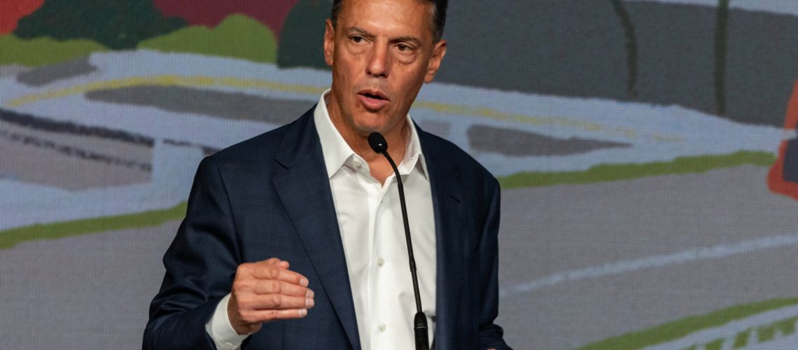 הוא היה נשיא בית הכנסת שלו. עכשיו הוא רוצה להיות ראש העיר הבא של אל.איי. זה יום ההולדת שלנו ואנחנו עדיין חוגגים!